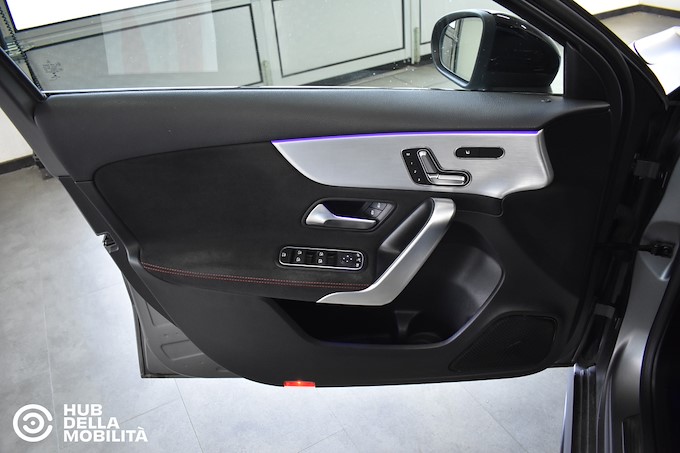 MERCEDES-BENZ A 180 d Automatic Premium